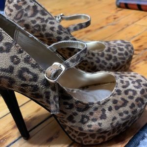 Leopard pumps size 6